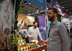 Op de achtergrond bakt Reint de Koning voor de bezoekers een stuk vlees in de olie van Ghee Easy. Op de voorgrond eigenaar David Klingen.