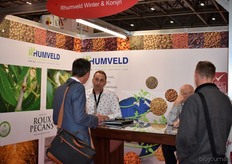 De heren van Rhumveld Winter & Konijn druk in gesprek.