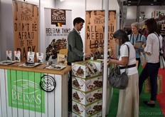 Gaëtan de Briey van het Belgische bedrijf Belvas trakteerde de bezoekers op een stuk chocolade of truffel.