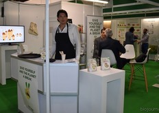 Max Rooijens is vegetarische maaltijden aan het bakken. Deze vegetarische maaltijden zijn van Lazy Vegan. Een maaltijd voor de vegetariër die van gemak houdt. Lazy Vegan is momenteel nog niet biologisch.