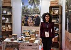 Lara Hama Rash deelt biologische dadels uit, vertelt het verhaal achter deze dadel en laat de bezoeker proeven.