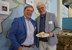 Max Vos (World Wide Food Trade) praat bij met Henk Gerbers die eerder op de dag afscheid nam als bestuurslid van BioNederland (voorheen VBP). Henk zat al sinds 2009 in het bestuur en kreeg een waarderingsbrevet overhandigd.