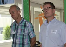 Eerik Schipper (Control Union Certifications) met Gert van Drie (Agromix Broederij en Opfokintegratie).