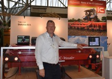 "Leonard Mol van Steketee B.V. laat de bezoekers zijn high tech machines zien. "Er zitten camera's in de machine welke de goede plant herkent. Wanneer hij ingesteld is op kool dan laat hij derest liggen", zo vertelt Leonard."