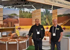 Peter Zethof en Jack van Batenburg staan op de beurs met Shakti Cocos en vertellen de bezoekers hoe belangrijk het is dat de kokos schoon is en op welke manier zij dit doen.