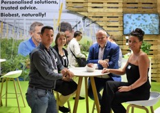 "Angel Doychinor, Lise Verachtert, Davy Luyten en Esther Vandecruys vertegenwoordigden Biobest in Amsterdam. Zij waren op de eerste dag van de beurs erg benieuwd wat het zou gaan worden. Eshter: "We hebben er nog maar een paar uurtjes opzitten, maar hebben het nu al goed druk gehad, we kijken uit naar de komende dagen."