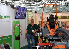 "Gaston Dekker van Terrateck is volop bezig met automatiseren, hij is enthousiast over de beurs, maar toch ook wat twijfelachtig. "Er staan veel kassen dus nog maar zien wat het gaat brengen, ik zie meer in een biovelddag", aldus Gaston."