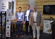 "Hongchao Pan, Johan Middelkamp en Pius Floris vertegenwoordigen Plant Health Care. Ze introduceren Fulvic25 welke door Demeter is toegelaten. "Een must voor iedere bodem", vertelt Johan."