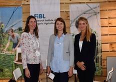 Een internationaal gezelschap in de stand van FIBL met Dora Meszaros uit Hongarije, Xenia Gatzert uit Duitsland en Pia Pedross uit Italië.