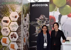 Sumudu Udeka en Alfya Sultanova staan klaar om de bezoekers te informeren over het bedrijf Riococo.