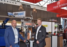 Royal Brinkmann komt met de mono-rail voor bio gewasbescherming, het systeem zorgt voor egale versprijding zonder beschadiging van de beestjes. Op de foto ontwikkelaar William Pullens met Internationall Directeur Jan Schuttrups van Royal Brinkmann.