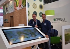 Koppert Biological Systems is ook aanwezig en Mark van der Werf en Dave Heij vertellen dat ze met het bedrijf stappen aan het zetten zijn. Momenteel worden er proeven gedaan en testen uitgevoerd en ze hopen eind dit jaar meer te kunnen vertellen.