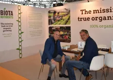 Geert Bakker (rechts op de foto) van Biota Nutrients is hier in gesprek met Frank Combee van Horticoop.