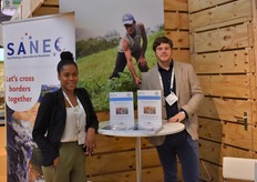 Alice Cannoo-Tomas en Willem Steenstra vertegenwoordigen Sanec en delen de stand samen met Tradin.