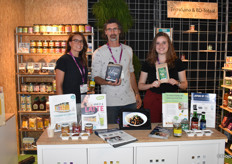 TerraSana presenteert verschillende nieuwe artikelen op Gastvrij Rotterdam, waaronder Hot & spicy peppers, glutenvrije sojasaus en matcha. V.l.n.r.: Roea Priem, Aart Jansen en Sarah de Jong.
