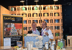 Santas koffie toont twee innovaties op Gastvrij Rotterdam: de samenwerking met GRO en volledig composteerbare koffiebekers van rietsuiker. Links: Dennis van Steen, rechts: Willem van Leeuwen.