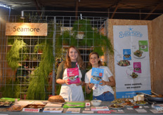 Seamore is voor de eerste keer op Gastvrij Rotterdam. Zij hebben onder andere biologische zeewierpasta’s. Ze tonen ook hun nieuwe zeewierbrood, maar dat is niet biologisch. Links: Heleen Zweepe, rechts: Angela Ferrato.
