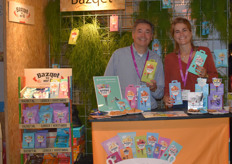 Bazquet biedt biologische ‘crunchies’ aan in vier smaken: appel, mango, paprika en tomaat. Links: Michiel Bouvy, rechts: Miriam Muhl.