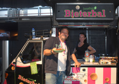 Jonathan en Willeke Karpathios tonen hun Bieterbal: een bitterbal gevuld met bio-dynamische rode bieten. 