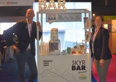 Arla toont hun nieuwe horeca-concept: de Skyrbar. “Mensen kunnen zo zelf de Skyr samenstellen zoals ze willen”, aldus Frederik Kuiper. 
