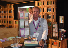 Bart de Jongh van Santas koffie/Bradley’s toont hier het nieuwe assortiment biologische thee voor de horeca, dat ook fairtrade is.