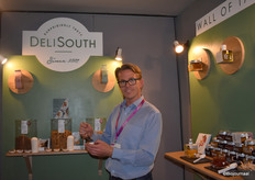 Tim Spek van DeliSouth heeft Spaanse en mediterraanse producten, waaronder Pineo (bronwater) en meeneemwijn.