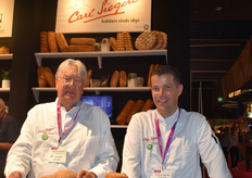 Bakkerij Carl Siegert heeft nieuwe Oldenheimer in het assortiment: 100% volkoren en biologisch. Links: Nieck Welschen, rechts: Rick van Schaik.