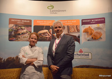 Lantmännen heeft nieuwe biologische broodjes voor de horeca in het assortiment. Links: Monique Nefkins, rechts: Cor Oostrom. 