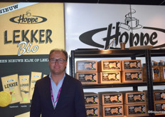 Bjorn van der Meijden van Hoppe toont het nieuwe biologische assortiment koekjes. “Wij leveren al 55 jaar koekjes, maar vanaf nu dus ook met een bio-receptuur.”