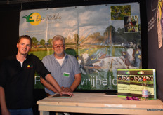 Remco Lieman (links) en Teun Gundelach (rechts) van Ecofields hebben onder andere biologische lamsköftes en kalfsvlees in het assortiment. Ook jus de veau is een topproduct voor de horeca.