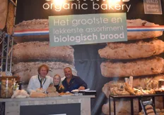 Odenwald toont onder andere hun meest recente product bananabread. V.l.n.r.: Dico Jansen, Martine van Drie, Michael Fase.
