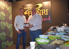 Henri biedt verschillende bio-producten aan, waaronder soep, quinoa en bolognaise saus. Binnenkort gaan zij samenwerken met Kromkommer. Links: Roel Dekker, rechts: Hans de Kruijf.