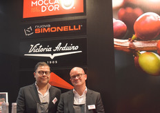 Robert Vreede (links) en Leon de Grund (rechts) tonen de bio-lijn Earth koffie. Deze lijn staat ook in het teken van maatschappelijk verantwoord ondernemen.