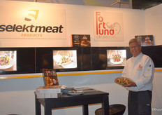 Arend Nijland van Selektmeat laat hier biologische carpaccio zien, die ze nu ongeveer een jaar in het assortiment hebben.