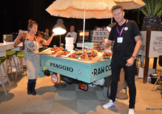 De enthousiaste Tessa & Sven van Madame Cocos, zij maken allerlei soorten ambachtelijke kokosballen, waaronder ook biologische varianten.