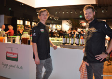 Wiebe Mulder en Evert Ouweneel van Verstegen met achter zich de nieuwe Ediks lijn: voor cocktails, vinegraittes en het injecteren en femiteren van groenten. 