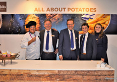 Het team van Quiks met Kees van der Burg, Kees van Veldhoven, Peter Hoogendoorn, Marco van Helden en Henja van Wijk. Zij poseerden met gebakken krieltjes voor de vis- en aardappeltak binnen de foodservice. Ook dozen grillaardappelen in diverse gewichtsorteringen waren te zien voor publiek.