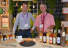 Jan-Willem en Jan van Kempen bij het assortiment fruitsappen. Nieuw in het assortiment is de puur tomtaat grote fles.
