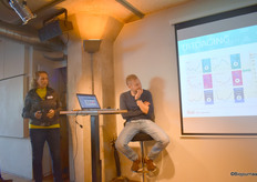 Nicolette Klijn en organisator van de Bioborrel Thomas van Hasselt tijdens de presentatie. 