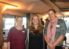 Links en in het midden staan Bettina en Jella Loose van Bettina Bakt en rechts Mariken de Bruijn van Skal Biocontrole. 