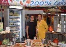 Simone Loth (links) en Ingrid Hermeling (rechts) van Traiteur de Oorsprong tonen hun aanbod bio-maaltijden. "Vooral naar de quiches en warme maaltijden is veel vraag", vertelt Ingrid.