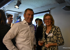 Raymond Pauwels samen met Heleen Gierveld van Uitgeverij Jan van Arkel. 