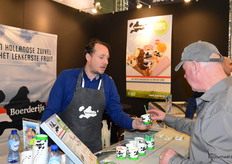 Kamiel Mallens van Boerderijs deelt heerlijk ijs uit.