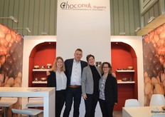 Choconut stond voor het eerst op de BIOFACH.. "We willen graag de Duitse markt op. Alles wat kan draaien, chocolateren wij. Nieuw is gechocolateerd hennepzaad", vertelt Edith Alta. Op de foto: Fleur Groote, Anno Groote, Edith Alta en Marian de Bruijn.  