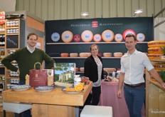 Otto van Verschuer, Nathalie van Rooij en Rob Schepens merkten bij Heerlijkheid Mariënwaerdt dat de Nederlandse kazen echt bezoekers aantrekt. Ze verkopen jaar op jaar meer aan Duitse klanten.