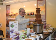  Thijs Schuurman maakt de chocoladefontein bij Bonvita klaar.  