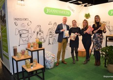 Albert de Hollander, Michelle Vroom, Ariane Niehe en Robin den Dekker bij Joannusmolen Michelle: "De falafel wordt volledig vernieuwd. Dit geldt ook voor Biobim."  