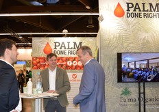 Peter Oellers (groen jasje) in gesprek bij Palma Organica.  