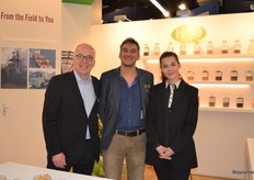 Oeble Kempenaar, Wayne van der Wees en Hannah Birke bij High Quality Organics. Ayne vertelde dat er steeds meer vraag naar hennep is voor verwerking in allerlei producten.  