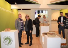 Stephan Bottger en Angelien Beek bij Organic Flavour Company. Op de achtergrond (midden) Peter van de Steeg en Edwin van Dieren (rechts). Met de nieuwe stand wilde OFC in een oogopslag duidelijk maken dat bij hen grondstoffen voor de industriële markt verkrijgbaar zijn. 